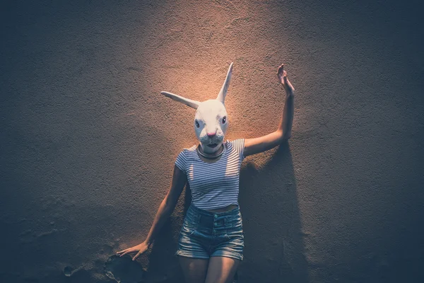 Giovane donna hipster con maschera di coniglio — Foto Stock