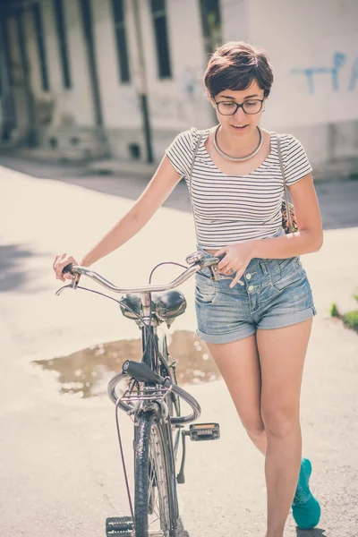 Hipster młoda kobieta z roweru — Zdjęcie stockowe