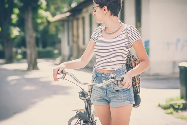 Jonge hipster vrouw met fiets — Stockfoto