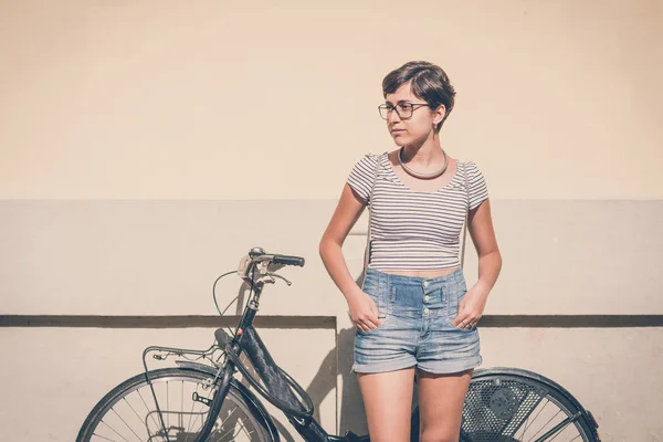 Молодая хипстерша с велосипедом — стоковое фото