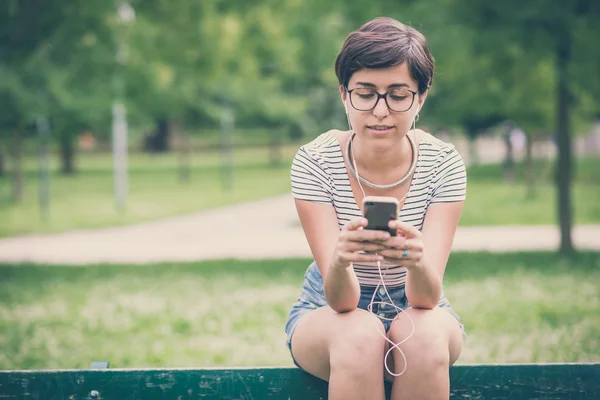 Kobieta młody hipster, słuchanie muzyki — Zdjęcie stockowe