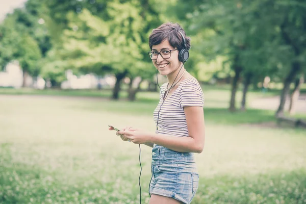 Kobieta młody hipster, słuchanie muzyki — Zdjęcie stockowe