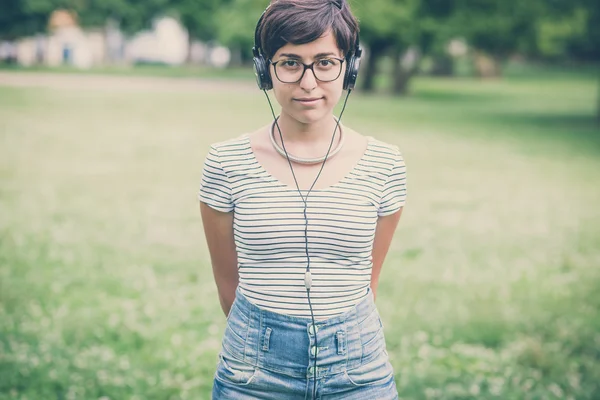 Unga hipster kvinna lyssna på musik — Stockfoto