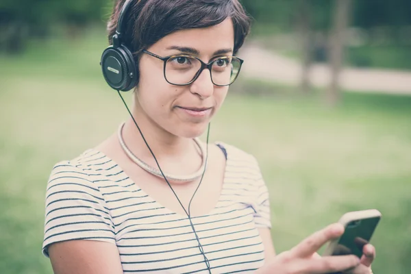 Junge Hipsterfrau hört Musik — Stockfoto