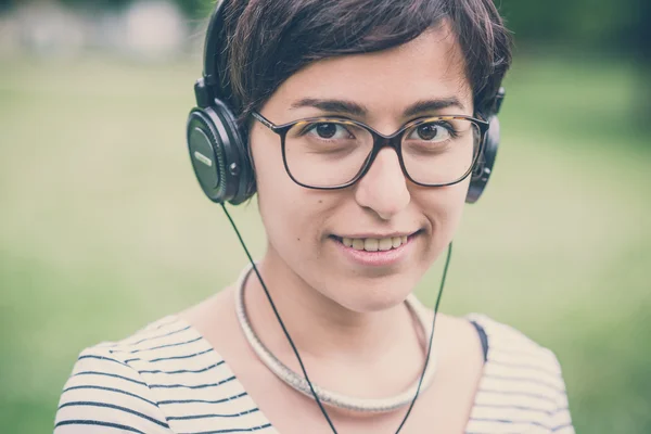 Jonge hipster vrouw luisteren naar muziek — Stockfoto