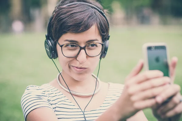 Müzik selfie için dinleme genç hipster kadın — Stok fotoğraf