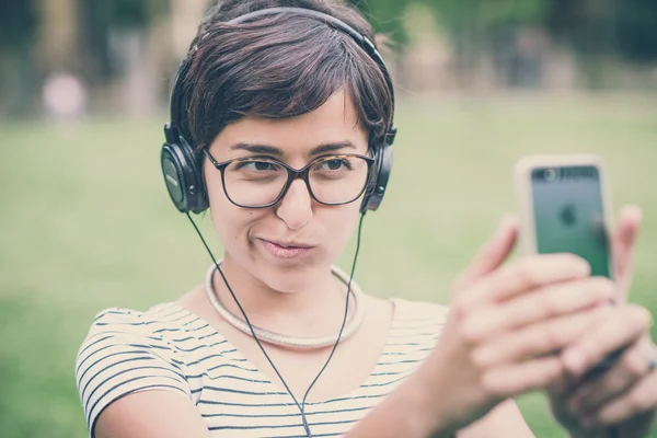 Kobieta młody hipster słuchanie muzyki selfie — Zdjęcie stockowe