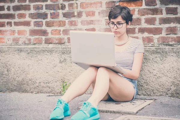 Jeune femme hipster en utilisant un ordinateur portable — Photo