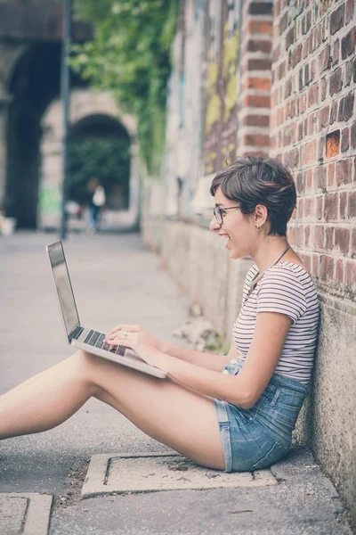 Dizüstü bilgisayar kullanan genç hipster kadın — Stok fotoğraf