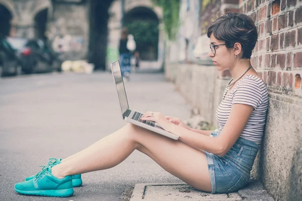 Jonge hipster vrouw laptop gebruiken — Stockfoto