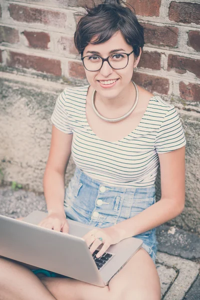 Jonge hipster vrouw laptop gebruiken — Stockfoto