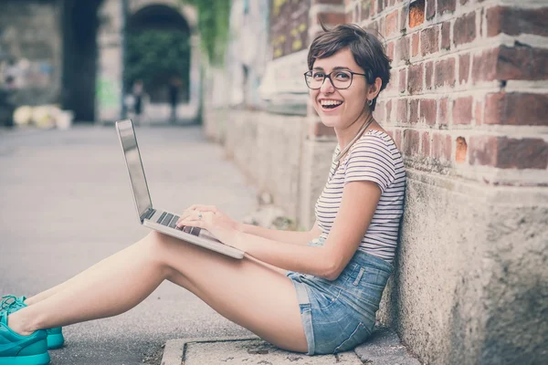 Jeune femme hipster en utilisant un ordinateur portable — Photo
