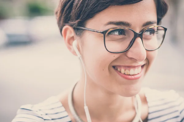 Unga hipster kvinna lyssna på musik — Stockfoto