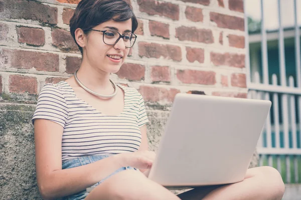 Jeune femme hipster en utilisant un ordinateur portable — Photo