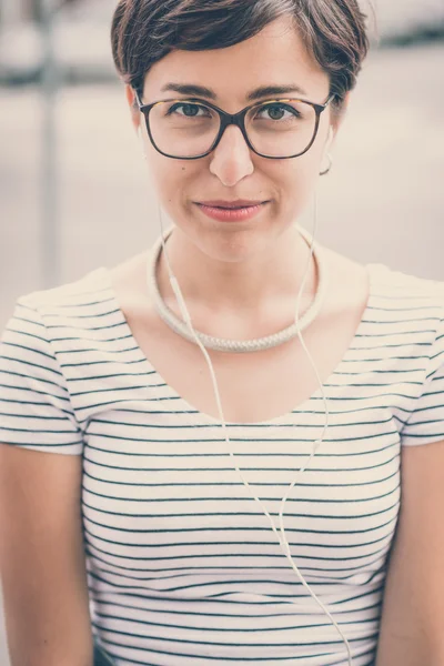 Unga hipster kvinna lyssna på musik — Stockfoto