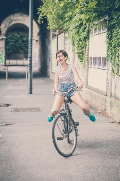 Joven mujer hipster con bicicleta — Foto de Stock