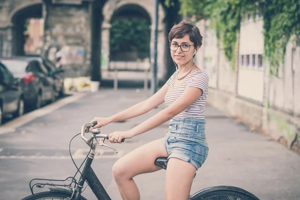 Joven mujer hipster con bicicleta — Foto de Stock