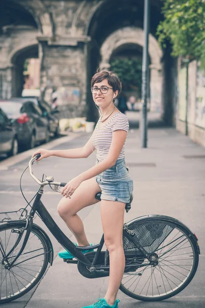 Jeune femme hipster avec vélo — Photo