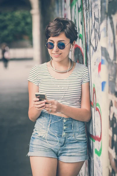 Kobieta młody hipster, słuchanie muzyki — Zdjęcie stockowe