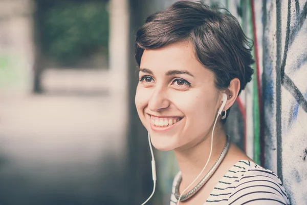 Fiatal csípő nő zene hallgatása — Stock Fotó