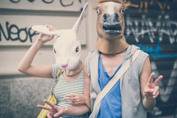 Cavalo e coelho máscara casal de amigos jovem e mulher — Fotografia de Stock