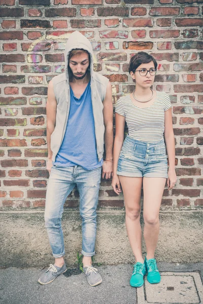 Pareja de amigos joven hombre y mujer — Foto de Stock