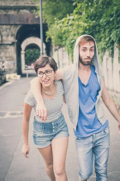 Pareja de amigos joven hombre y mujer — Foto de Stock