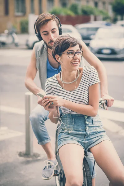 Pár přátel mladý muž a žena na koni na kole — Stock fotografie