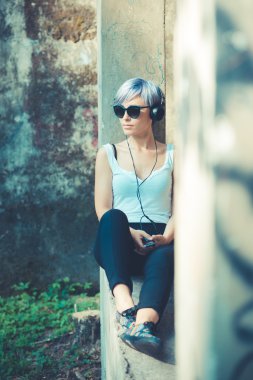 hipster kadın kulaklık ile