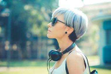 hipster kadın kulaklık ile