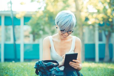 genç güzel kısa mavi saçlı hippi kadını tablet kullanma