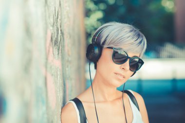 hipster kadın kulaklık ile