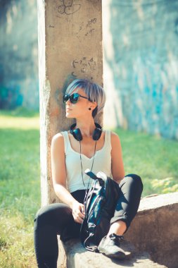 hipster kadın kulaklık ile