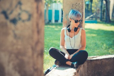 hipster kadın kulaklık ile