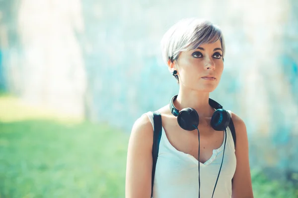 Hipster mulher com fones de ouvido — Fotografia de Stock