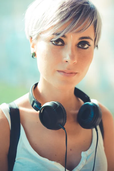 Hipster mulher com fones de ouvido — Fotografia de Stock