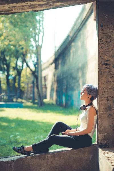 Hipster kvinna med hörlurar — Stockfoto