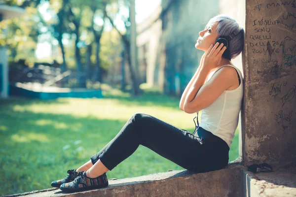 时髦女人戴着耳机 — 图库照片