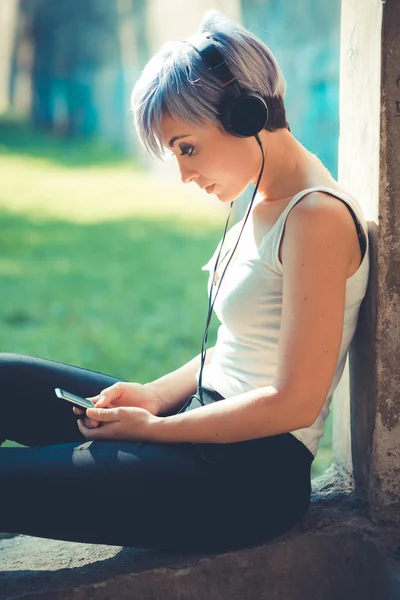 Hipster mulher com fones de ouvido — Fotografia de Stock