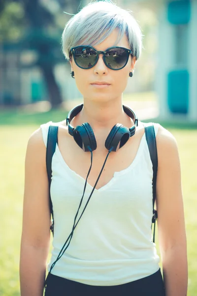 Donna hipster con cuffie — Foto Stock