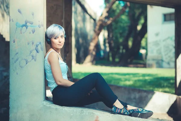 Hipster mujer con auriculares — Foto de Stock