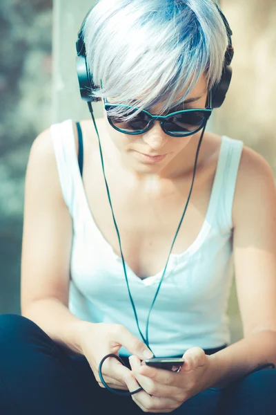 Hipster mulher com fones de ouvido — Fotografia de Stock