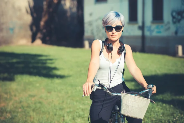 Hipster kvinna med hörlurar — Stockfoto