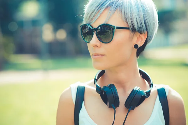 Hipster mulher com fones de ouvido — Fotografia de Stock