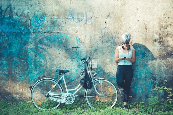 hipster kadın kulaklık ile