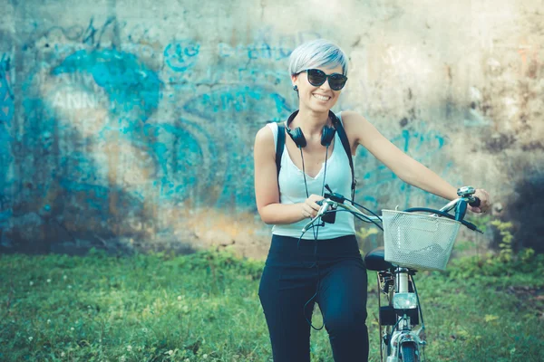 Femme hipster avec écouteurs — Photo