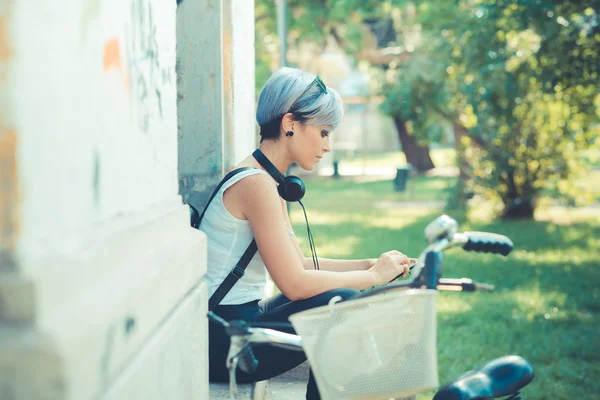 Hipster mujer con auriculares — Foto de Stock