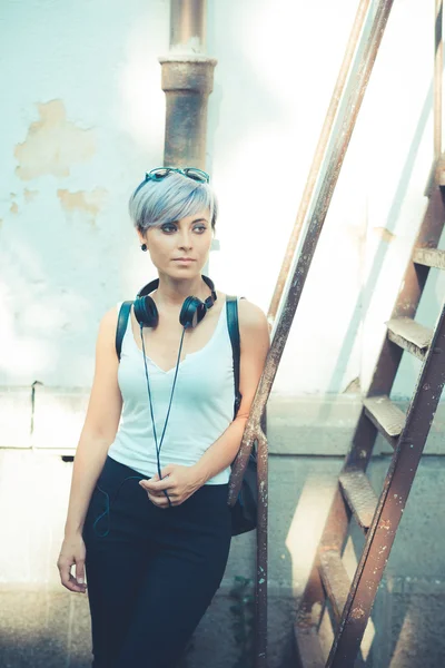 Hipster mulher com fones de ouvido — Fotografia de Stock