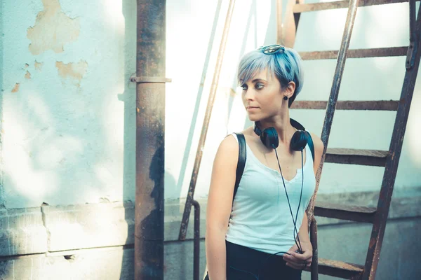 Hipster mulher com fones de ouvido — Fotografia de Stock