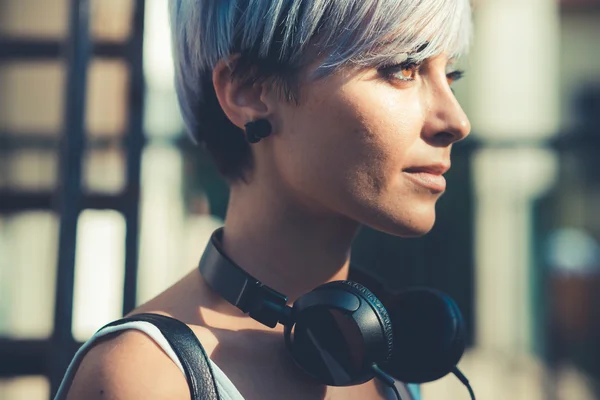 Hipster kvinna med hörlurar — Stockfoto